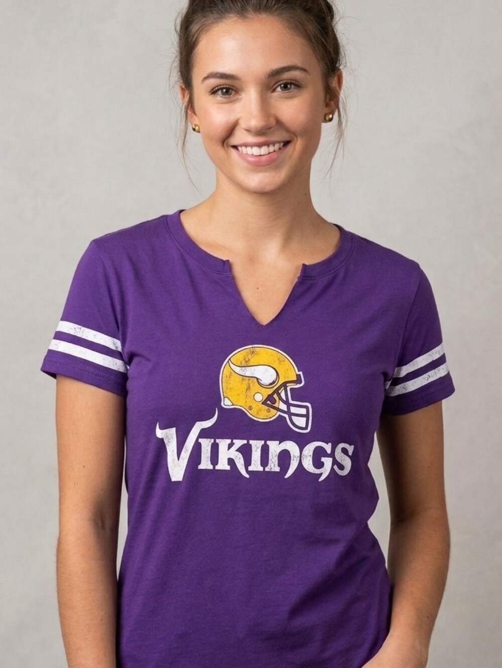 ​NFL Team Apparel Minnesota Vikings Split V-Neck Varsity Graphic Tee Size Small